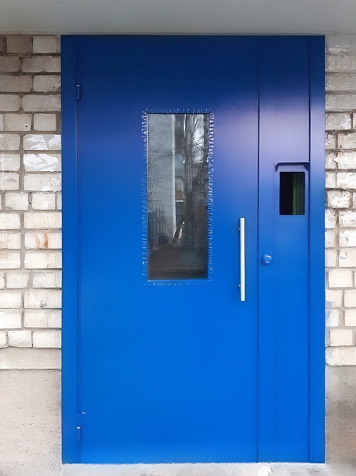Синяя дверь с окном в подъезд Синяя дверь с окном в подъезд