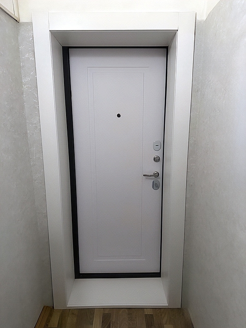 Белая входная дверь